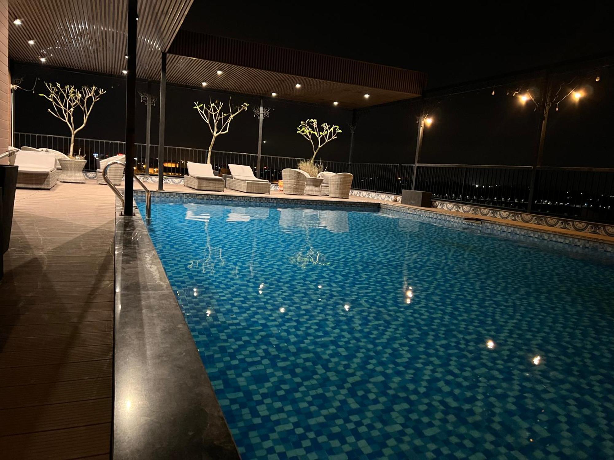 帕拉贡内白酒店及泳池 河内 外观 照片